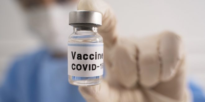 Par Covid-19 vakcīnu blakusparādībām ziņo aptuveni 4 no 1000 vakcinētajiem