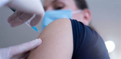 Janvāra sākumā Covid-19 vakcinācijas aptvere Latvijā sasniegusi teju vēlamos 70%
