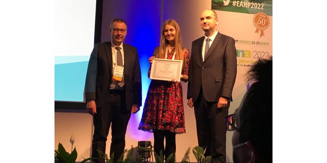 Topošā farmaceite Aiva Birne saņem galveno balvu “EAHP-EPSA Student Science Award” kategorijā