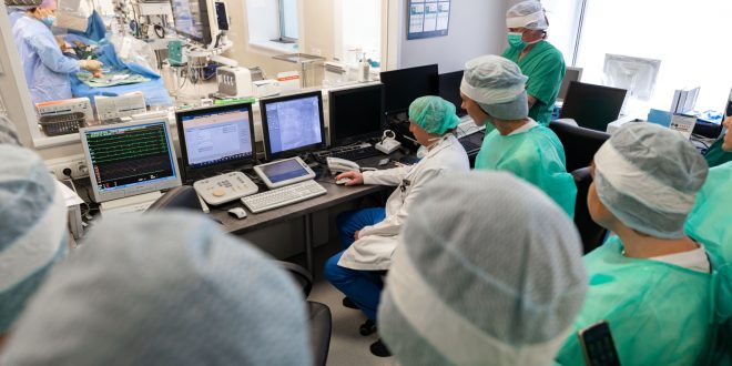 “Mēness aptiekas” farmaceiti vēro sirds operāciju Latvijas Kardioloģijas centrā