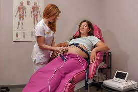 Aptauja: vairums Latvijas iedzīvotāju vecmāti joprojām uztver tikai kā dzemdību speciālistu