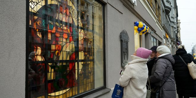 Jaunatvērtajā Mēness aptiekā “Kamēlija” atklāta Teņa Graša vitrāža “Dziesma”