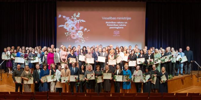 Veselības nozares profesionāļi saņem MK Atzinības rakstus un Veselības ministrijas apbalvojumus