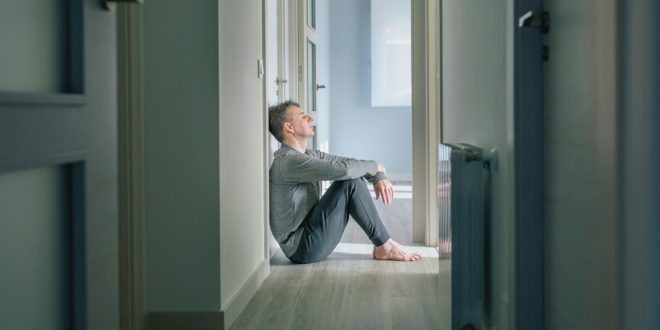 Mudināt vīrieti apzināties savas emocijas un par mentālās veselības problēmām neklusēt 