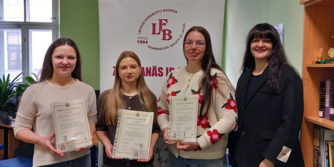 Farmaceites svinīgi saņem sertifikātu un LFB biedra karti