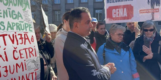 Piketā vairāki desmiti cilvēku pieprasa 1. tipa diabēta pacientus nodrošināt ar sensoriem un insulīna sūkņiem