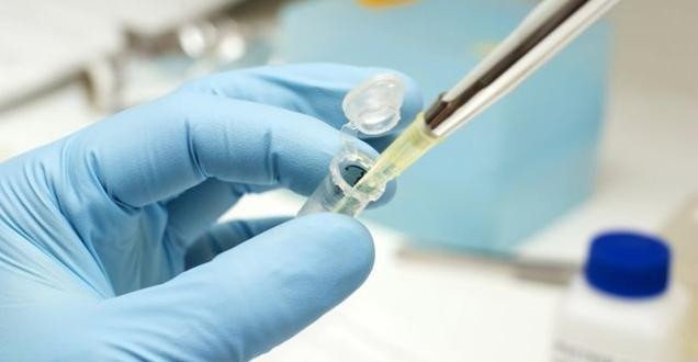 “AstraZeneca” aptur Covid-19 vakcīnas pētījumu pēc brīvprātīgā saslimšanas